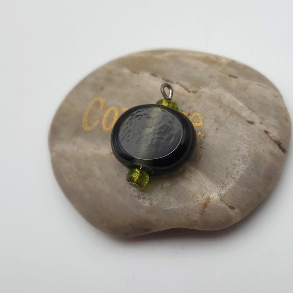 Green artisan glass charm‎ pendant - Picture 1 of 2